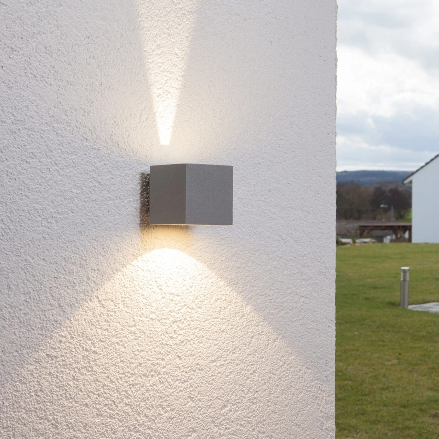Lucande Silberne LED-Außenwandleuchte Jarno, Würfelform 2 Lucande Silberne LED-Außenwandleuchte Jarno, Würfelform – Bild 2