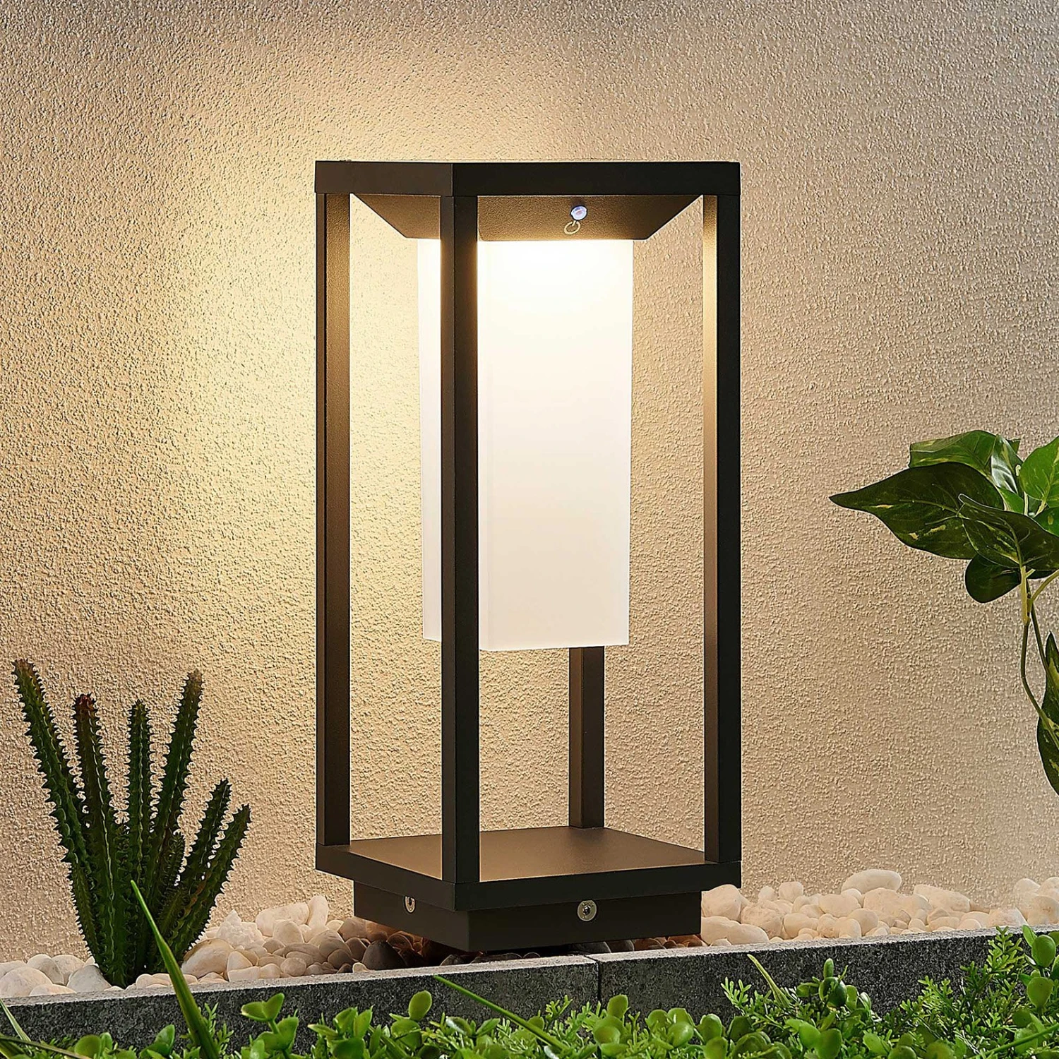 Lucande Eliel LED-Solarsockelleuchte, 34 Cm 1 Lucande Eliel LED-Solarsockelleuchte, 34 Cm