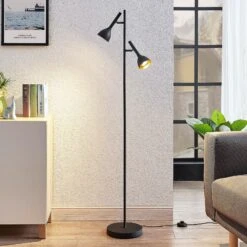 Lucande Stehleuchte Nordwin, 2-flammig, Schwarz-gold