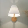 Lucande Jinda Wandleuchte, Holzgestell, Stoff Weiß