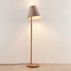 Lucande Jinda Stehlampe, Holzgestell, Samt Grau -Lucande 9627082 2