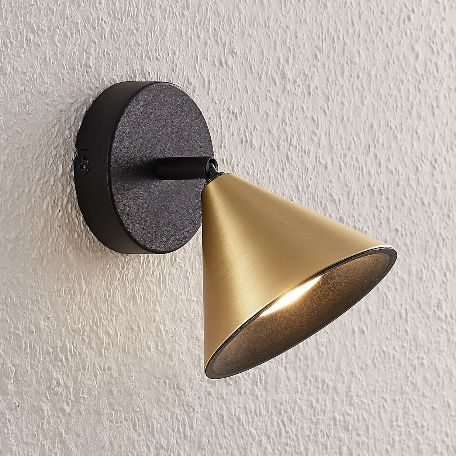 Lucande Kartio Deckenlampe, 1-fl.,neigbar, Messing 5 Lucande Kartio Deckenlampe, 1-fl.,neigbar, Messing – Bild 5