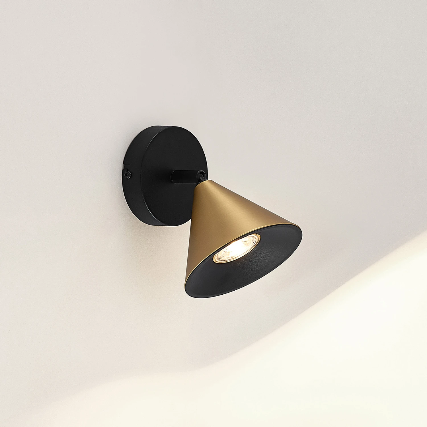 Lucande Kartio Deckenlampe, 1-fl.,neigbar, Messing 7 Lucande Kartio Deckenlampe, 1-fl.,neigbar, Messing – Bild 7