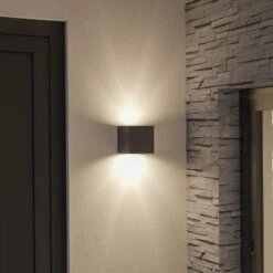 Lucande Hell Leuchtende LED-Außenwandlampe Merjem